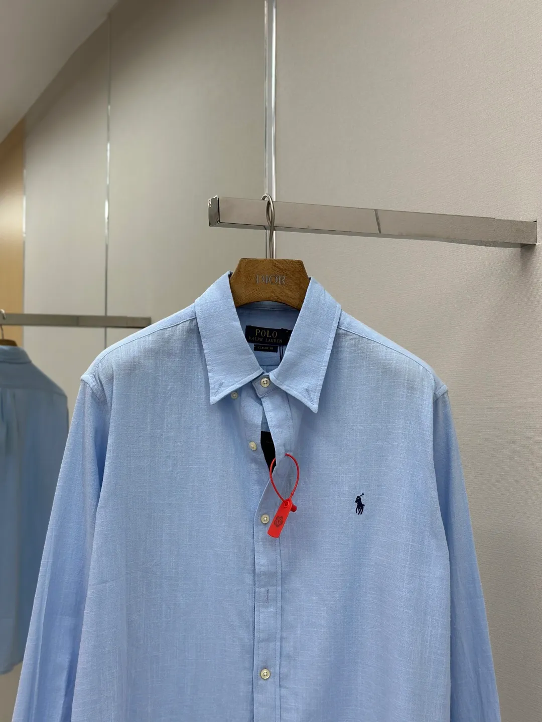 P400 Ralph Lauren embroidered linen shirt. Selected high-quality linen material with natural texture and breathability. Tight and smooth, comfortable and close to the skin. Stunning appearance in a clear light blue. The iconic pony embroidery is like a smart note jumping on the elegant canvas. Simple but highly recognizable. The ingenious design of the outer pleated split back shoulder adds a sense of agility and detachment. The minimalist shape contains the soul of fashion. Process 1: Adopting imported machine embroidery technology and using advanced computer control systems and precision mechanical components to achieve the iconic pony embroidery operation with high precision and smooth and delicate lines. Process 2: Using the side-turn buried clamp sewing process, which is smooth and tidy. Process 3: The fabrics have been washed and have a better hand feel. Not easy to deform, not easy to shrink, not easy to fade, and maintain long-term beauty. Accessories: Customized 1:1 thick plate resin buckle Customized 1:1 Ralph Lauren trademark Fit: Loose fit Size: S M L XL Style number: 25246-B20